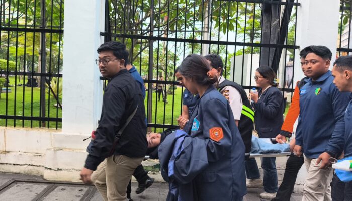 Tanggap Darurat: Polisi Sigap Menolong Mahasiswi yang Pingsan di Aksi Damai