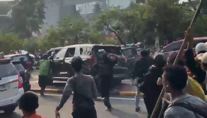 Demo 25 Agustus Berujung Kekacauan, Massa Anarko Lempari Mobil Warga