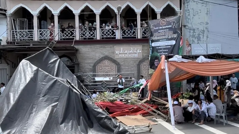 Mobil-Tabrak-Tenda-Maulid-1-Holopis