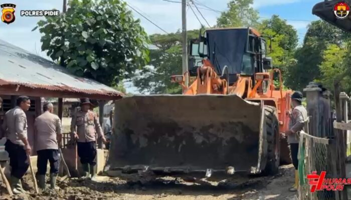 Polri untuk Masyarakat, Kapolri Bantu Alat Berat Tangani Dampak Banjir di Pidie