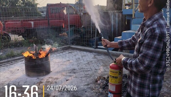 Keselamatan Kerja Jadi Prioritas, Jakpro Memiontec Air Latih Karyawan Hadapi Kebakaran