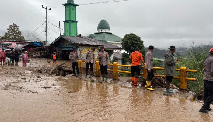 Polri Hadir di Tengah Galodo Solok, SAR Bergerak dan Mapolres Dibuka untuk Pengungsi