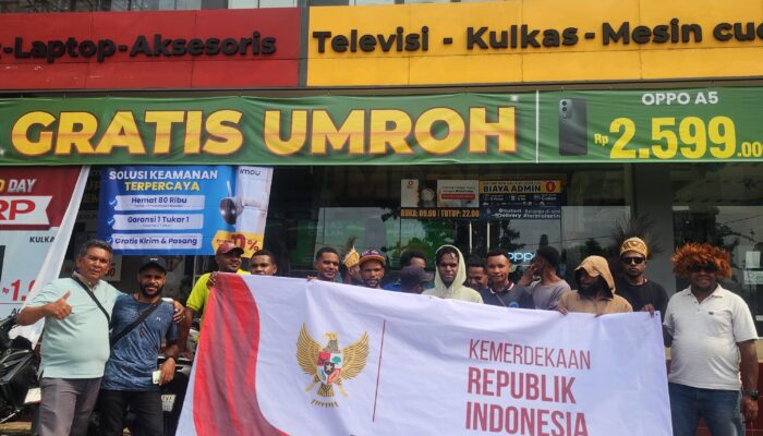 Dari Papua untuk Indonesia: Mahasiswa di Depok Gelar Aksi Bagi-Bagi Bendera Merah Putih