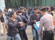 Aksi Damai di DPR, Polisi Berikan Air Mineral untuk Semangat Mahasiswa
