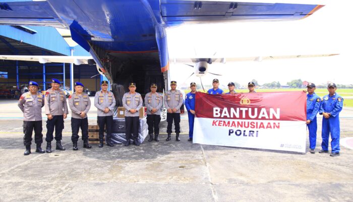 Polri Kirim Bantuan via Udara dan Laut untuk Korban Banjir di NTT