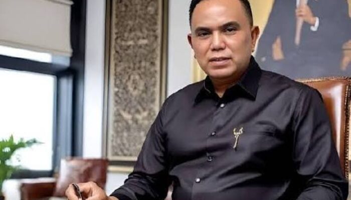 Menghujat Penyelamat, Menjilat Pengkhianat