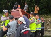 Jalan Putus Total, Polres Padang Panjang Pastikan Jenazah Sampai di Pemakaman
