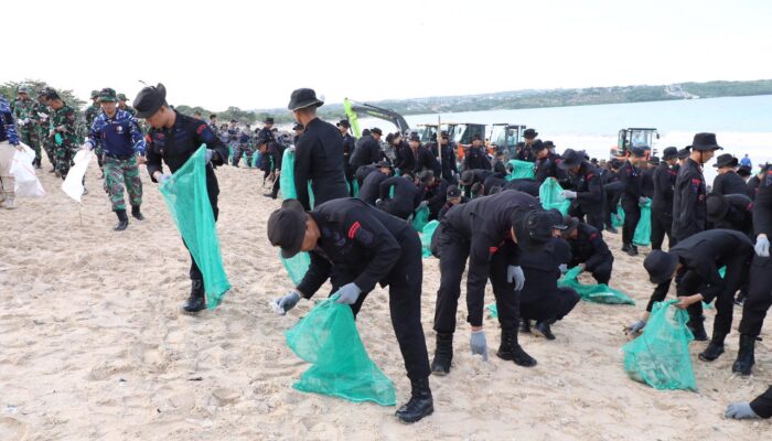 Pantai Kedonganan Jadi Lokasi Aksi Bersih Massal Bersama Kapolda Bali