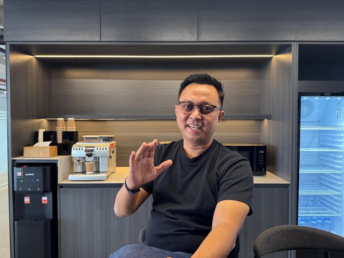 Andrie Taruna - Holopis