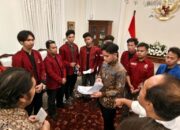 Usai Berdiskusi Soal Kebijakan, Gibran dan Mahasiswa Salat Bersama