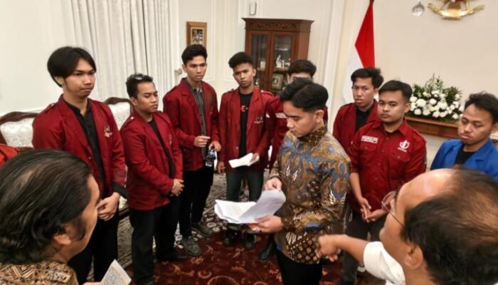 Usai Berdiskusi Soal Kebijakan, Gibran dan Mahasiswa Salat Bersama