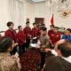 Usai Berdiskusi Soal Kebijakan, Gibran dan Mahasiswa Salat Bersama