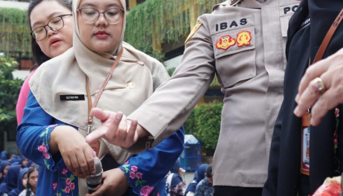 Siswa SMP 240 Antusias, Edukasi Bareng Bang Jali Dikemas dengan Battle Pilah Sampah