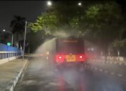 Abu Vulkanik Anak Krakatau Ganggu Jalanan, Brimob Turun dengan Water Cannon