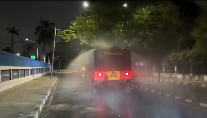Abu Vulkanik Anak Krakatau Ganggu Jalanan, Brimob Turun dengan Water Cannon