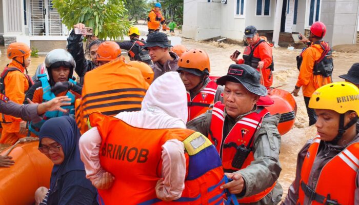 300 Personel Diterjunkan, Brimob Polda Sumbar Perkuat Respons Bencana di Padang